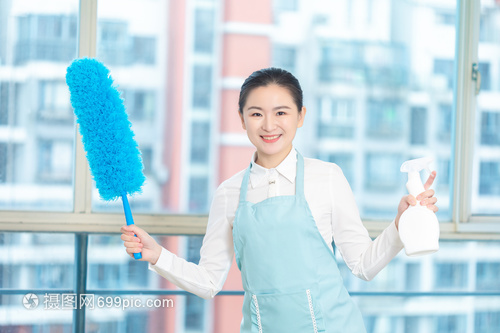 家政保潔手拿撣子形象 專業家政服務的標志